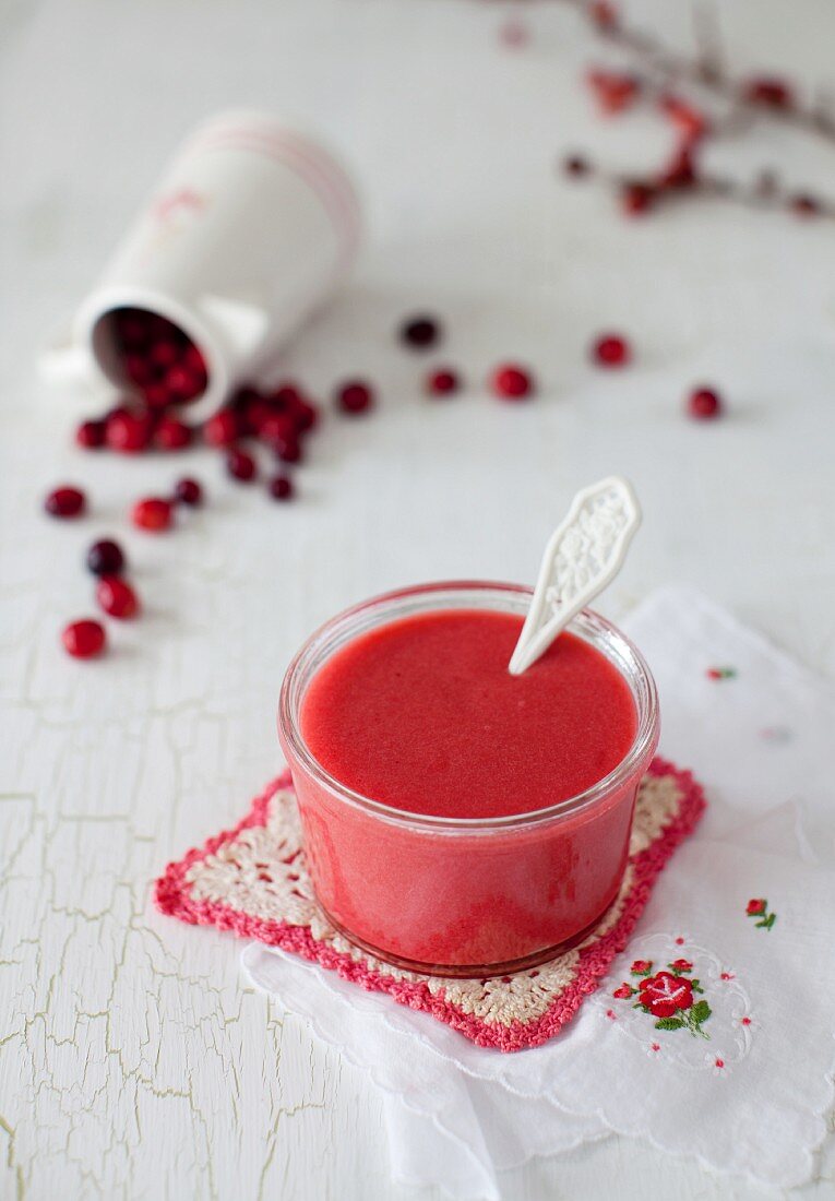 Cranberry Curd in einer Glasschale mit Löffel