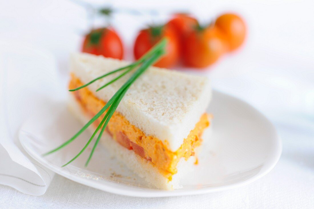 Sandwichecke mit Tofu-Tomaten-Aufstrich, mit Schnittlauch garniert