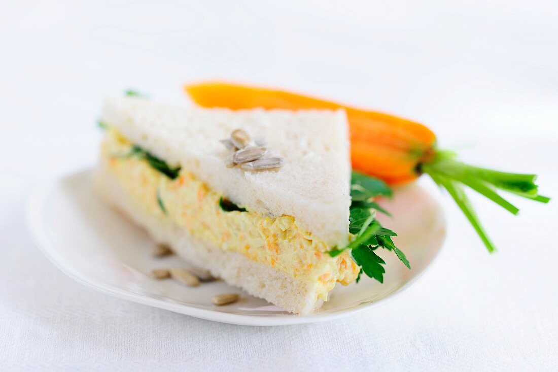 Sandwichecke mit Tofu-Möhren-Aufstrich und Petersilie