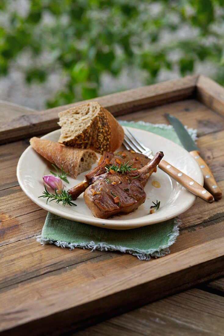 Lammkoteletts mit Baguette