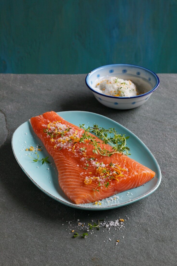 Smoked side of salmon with salt, orange zest and thyme