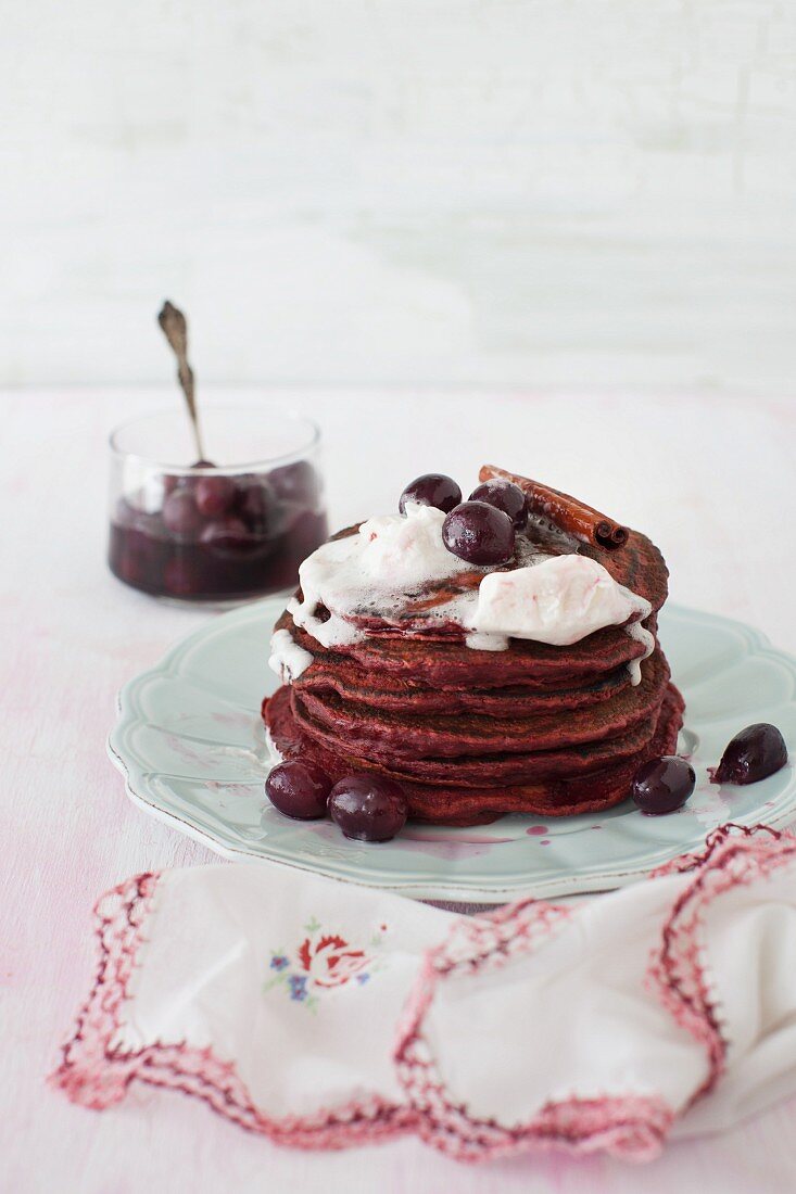 Rote-Bete-Pfannkuchen mit süßer Traubensauce