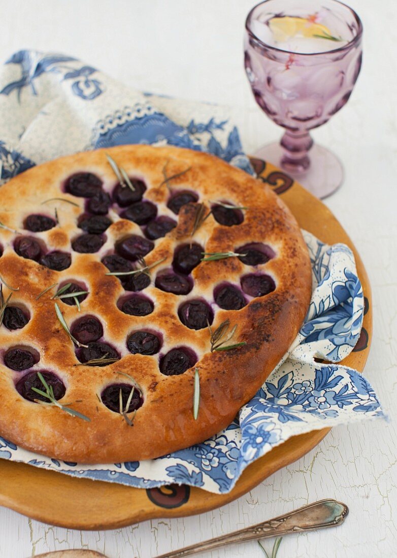 Focaccia mit Trauben und Rosmarin