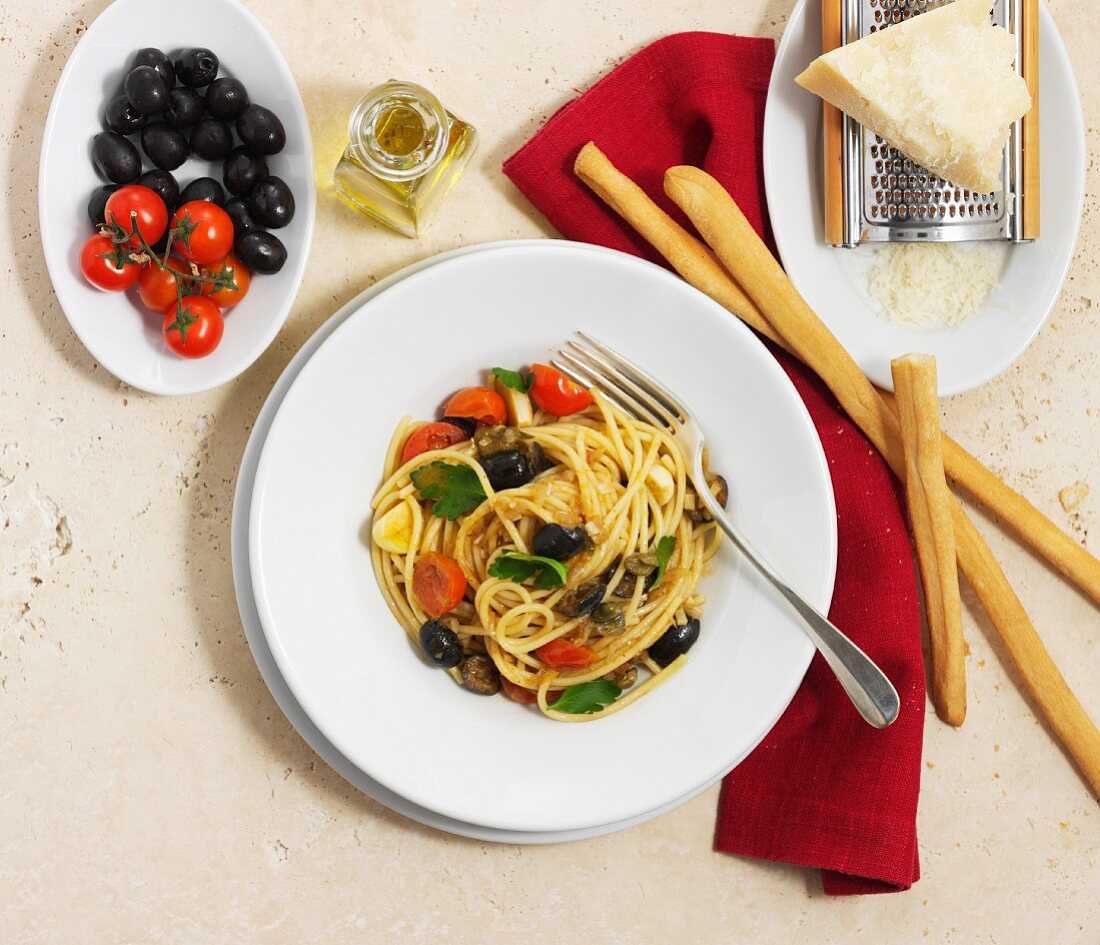 Spaghetti mit Oliven und Tomaten