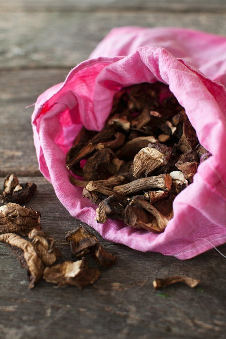 Getrocknete Pilze in einer rosa Stofftasche