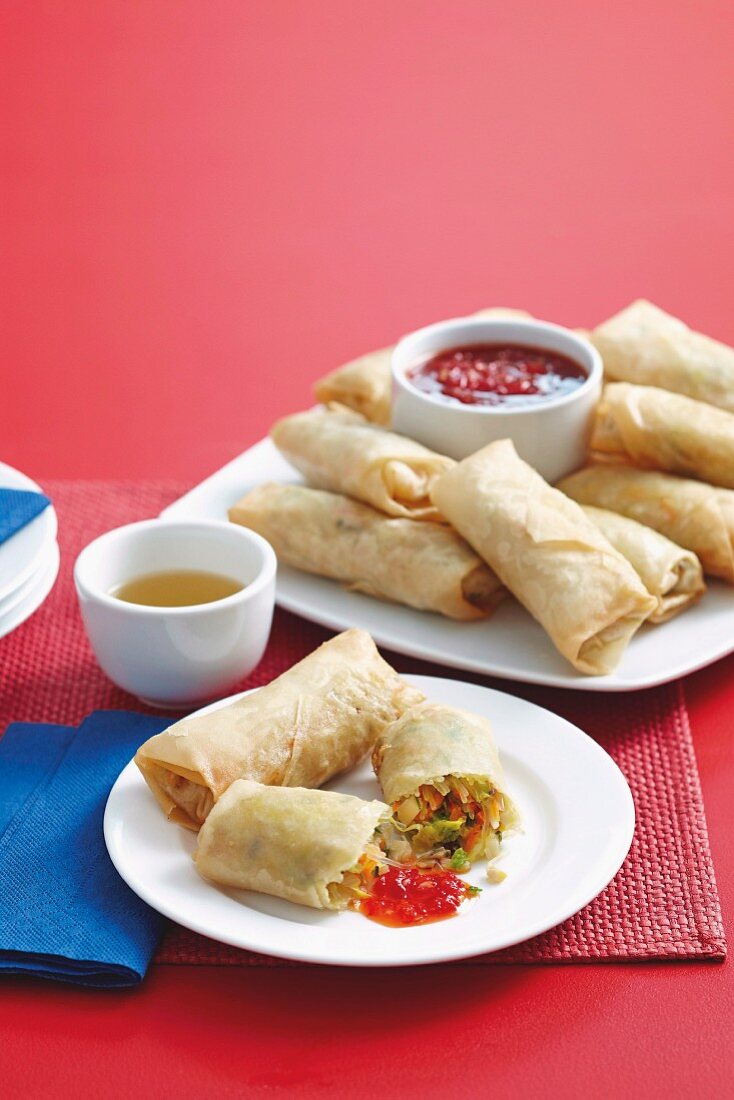 Spring rolls with vegetable filling and chilli dip (China)