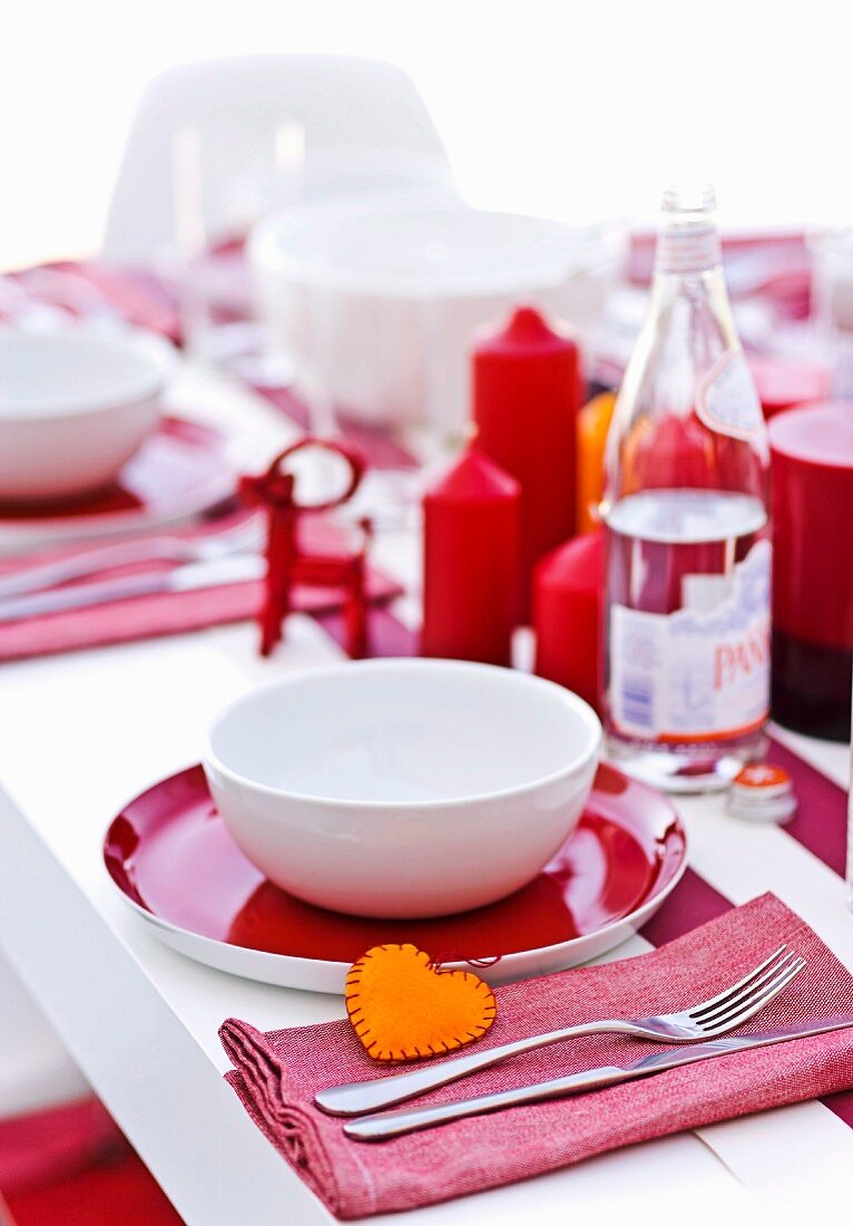 Weihnachtlich gedeckter Tisch in Rot und Weiß und kleiner Filzherz