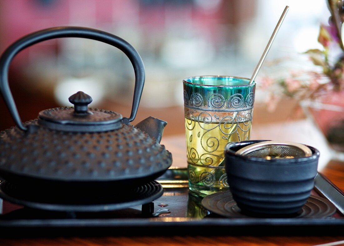 Tee-Stillleben mit schwarzer Teekanne