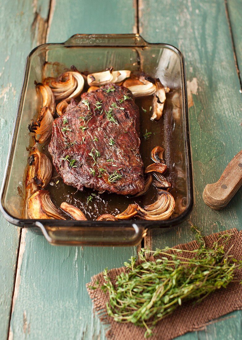 Gebratenes Flank Steak mit Pilzen, Zwiebeln, Knoblauch und Thymian