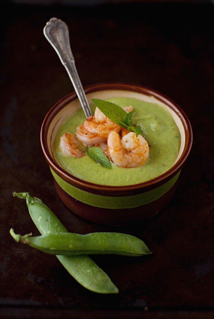 Grüne Erbsen-Minze-Suppe mit Garnelen