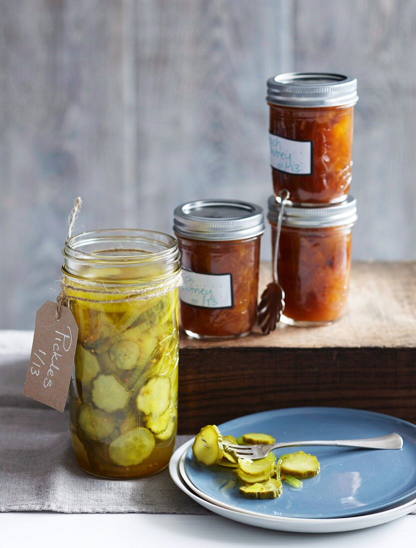 Bread and butter pickles (Einelegte Gurken) und Pfirsich-Ingwer-Chutney