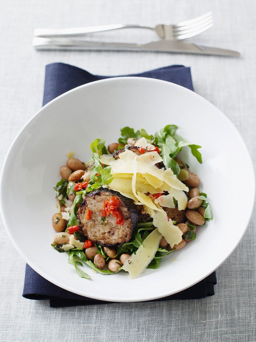 Borlottibohnensalat mit Rucola, Käse und Cotechino Wurst