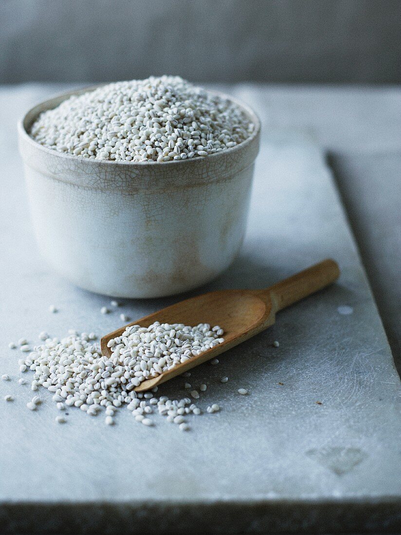 Dried black-eyed beans in a bowl and on a scoop