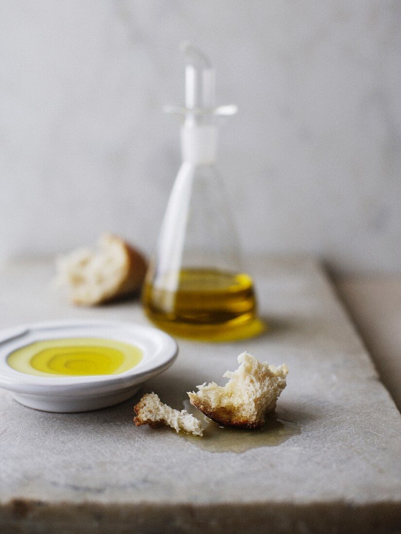 Olivenöl und knuspriges Weißbrot