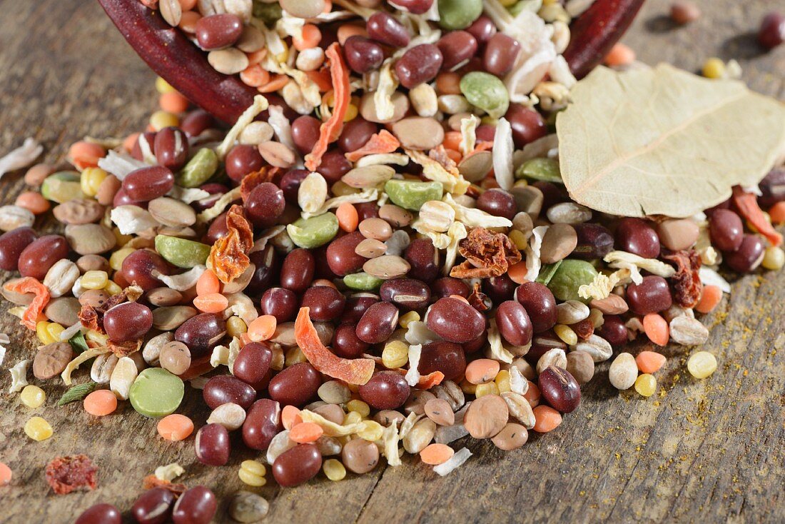 Pearl barley, green lentils, red lentils, aduki beans, mung beans, soup vegetables, bay leaf, onions and tomato flakes