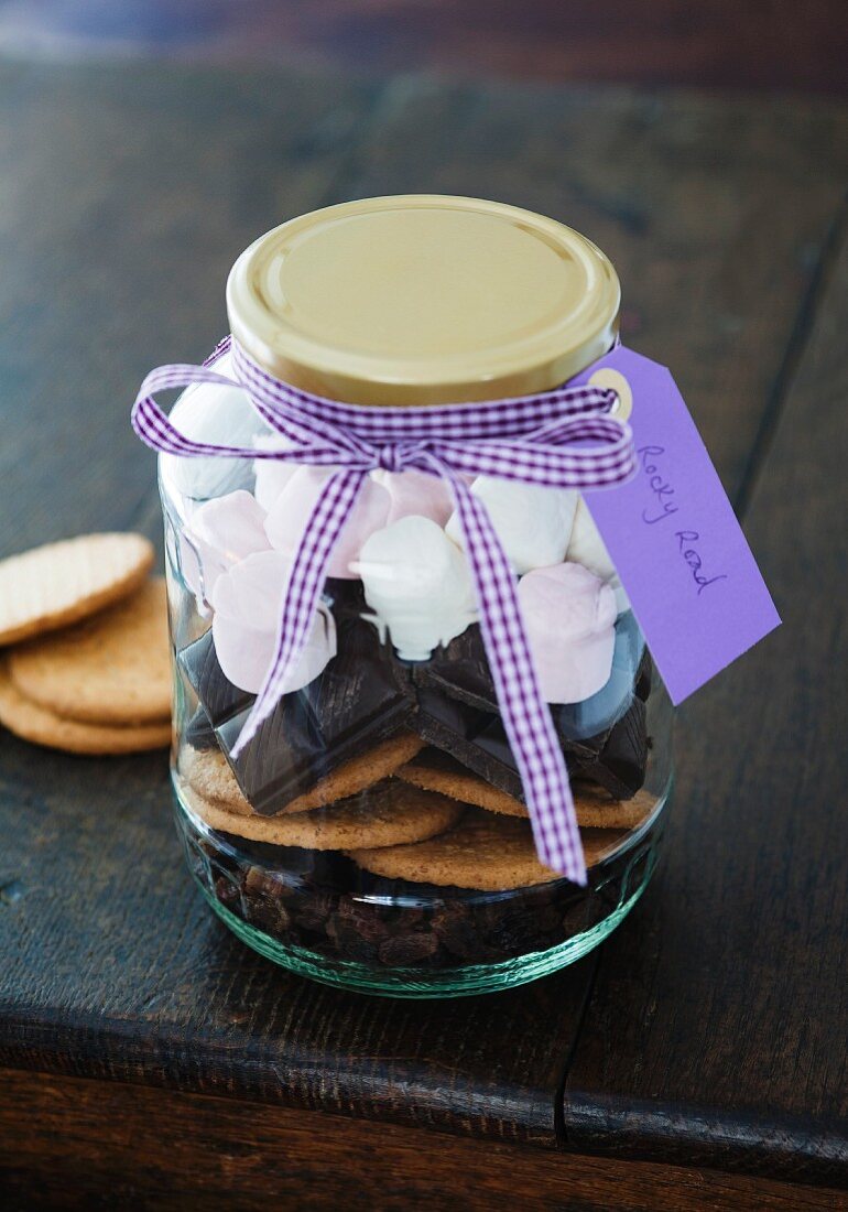 Trockene Zutaten für Rocky Road Cake (Schoko-Marshmallow-Kuchen, USA) in einem Eimachglas