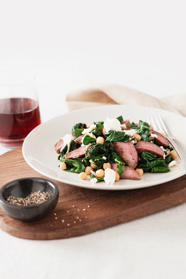 Lamb salad with spinach, chickpeas and feta