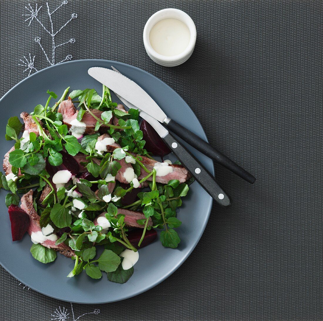 Salat mit gegrilltem Lammfleisch, Brunnenkresse, Rote Bete & Aioli