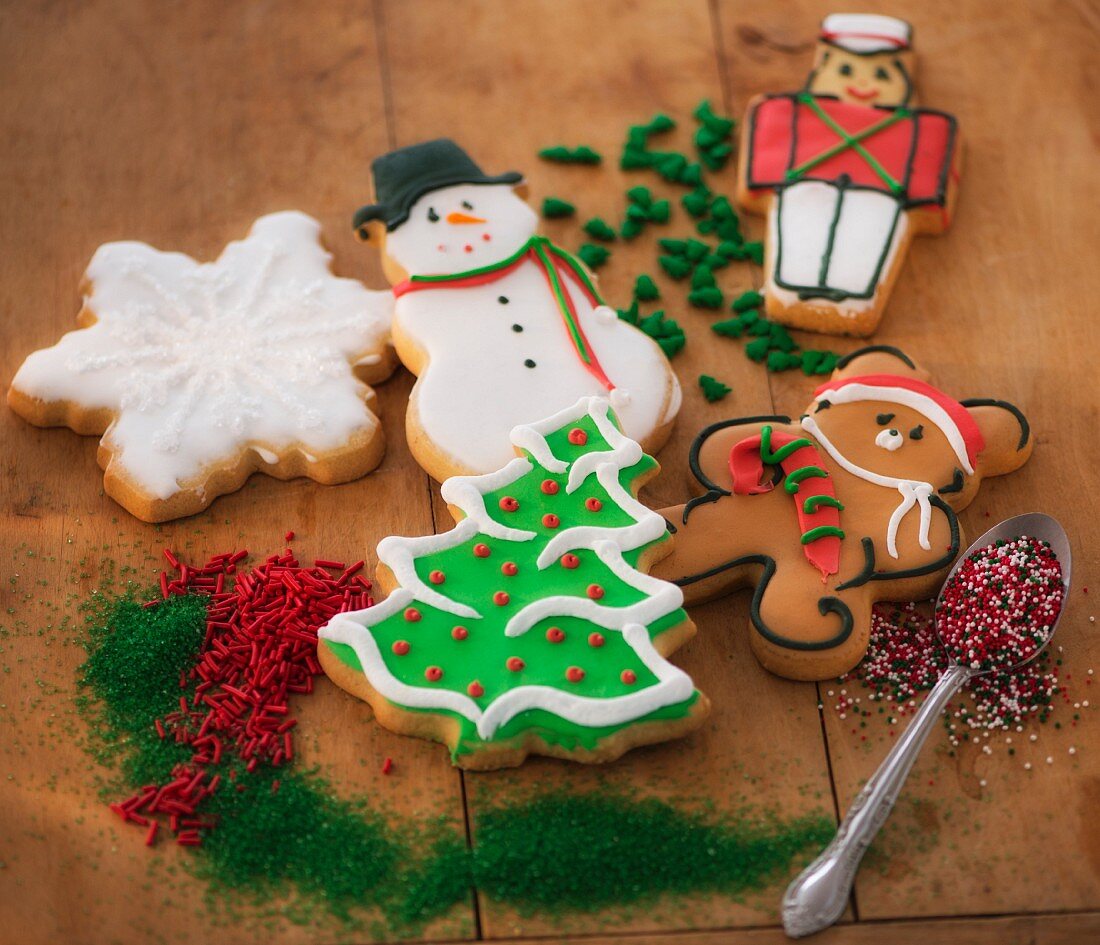 Verschiedene Weihnachtsplätzchen mit Streudekor