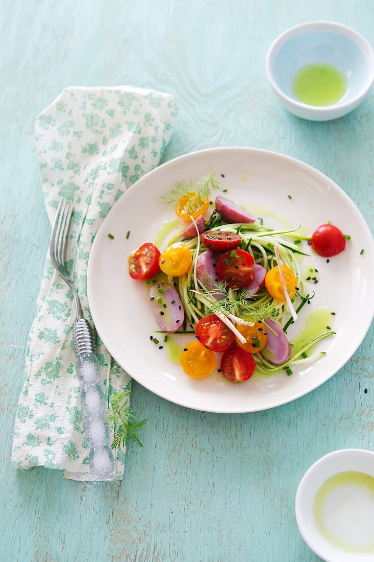 Sommerlicher Zucchini-Kirschtomaten-Salat