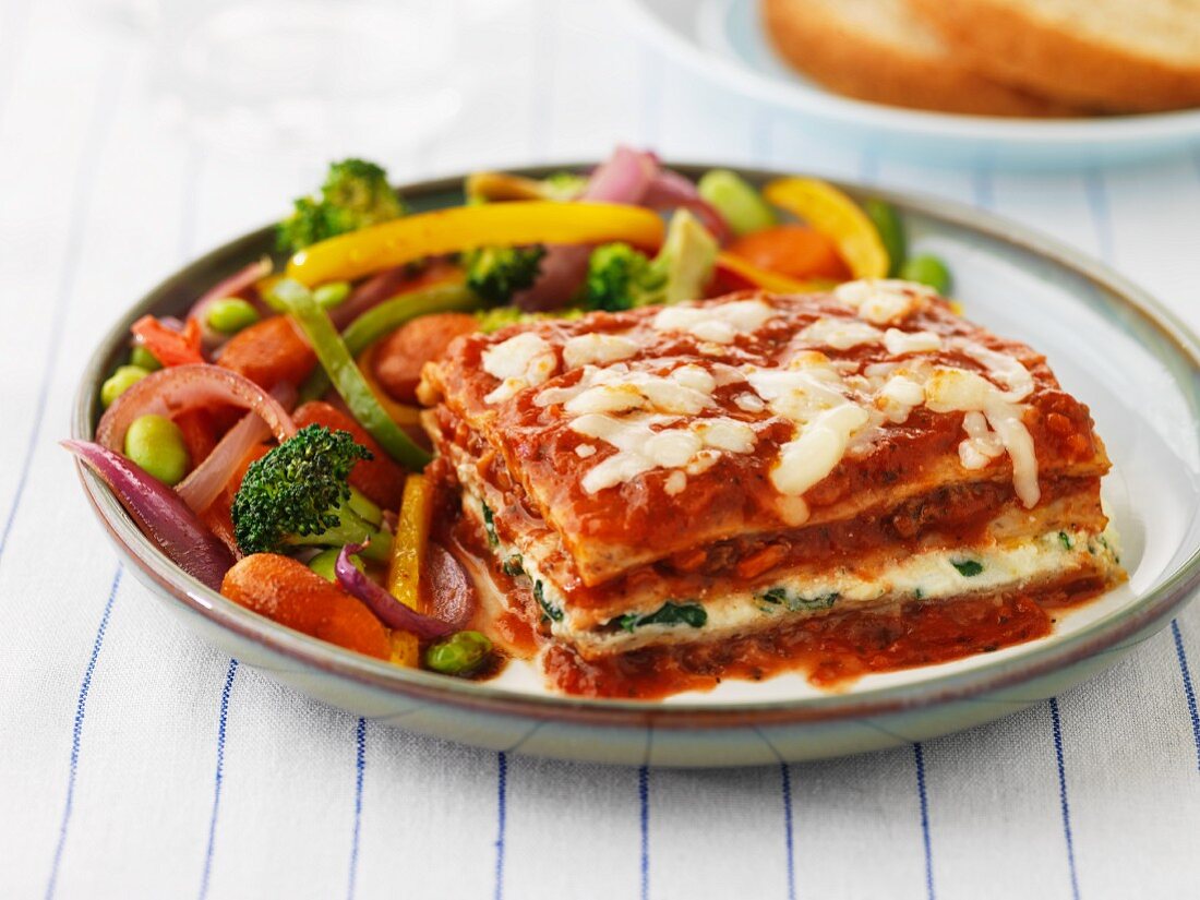 Stück Lasagne mit Paprikagemüse