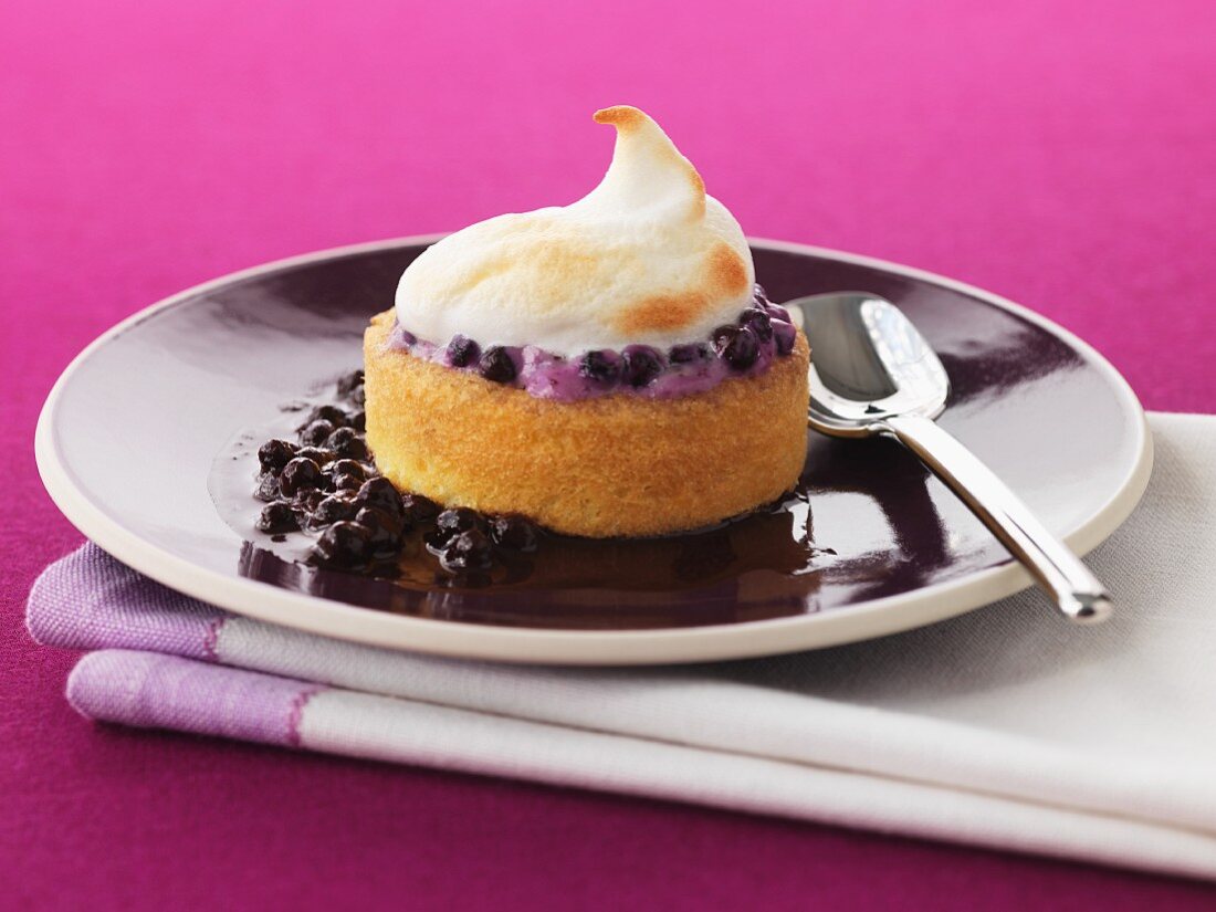 Sponge cake with blueberries and meringue