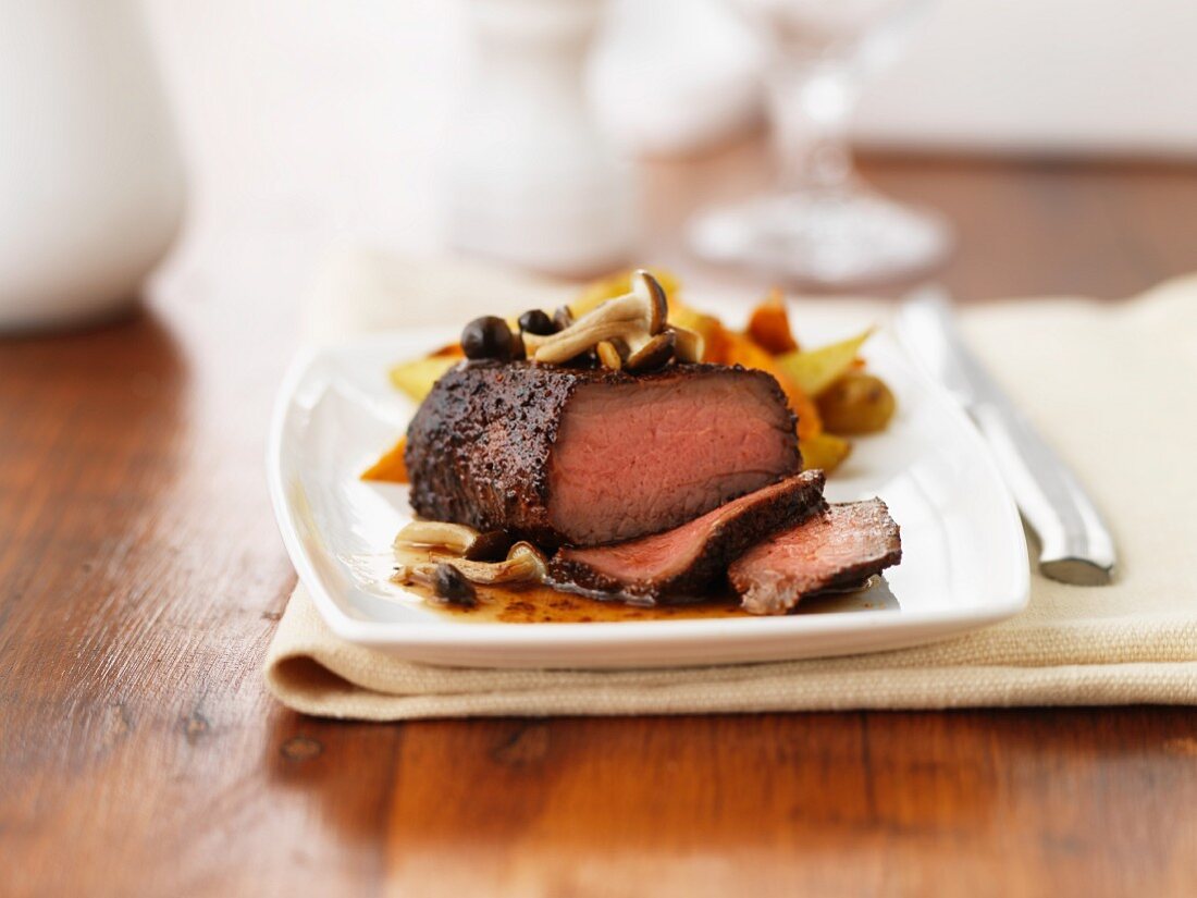 Pfeffersteak mit Beeren und Pilzen