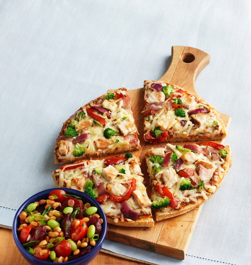 Vegetable pizza with chicken