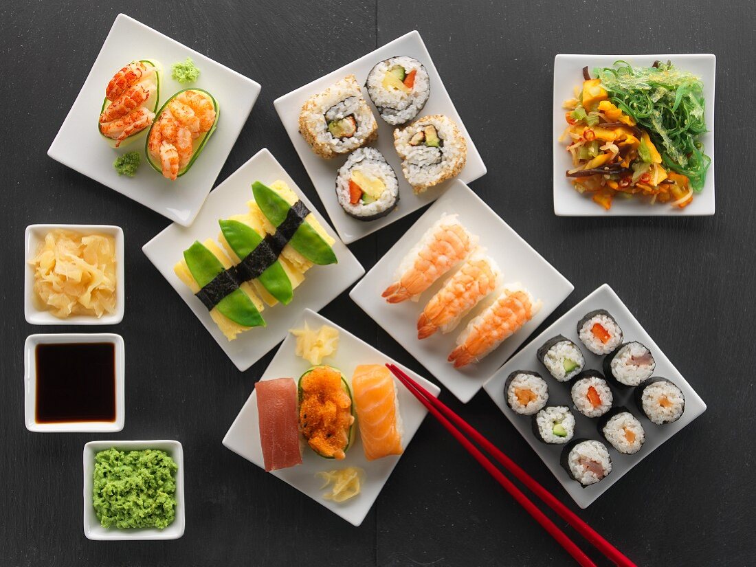 Sushi auf quadratischen Tellern