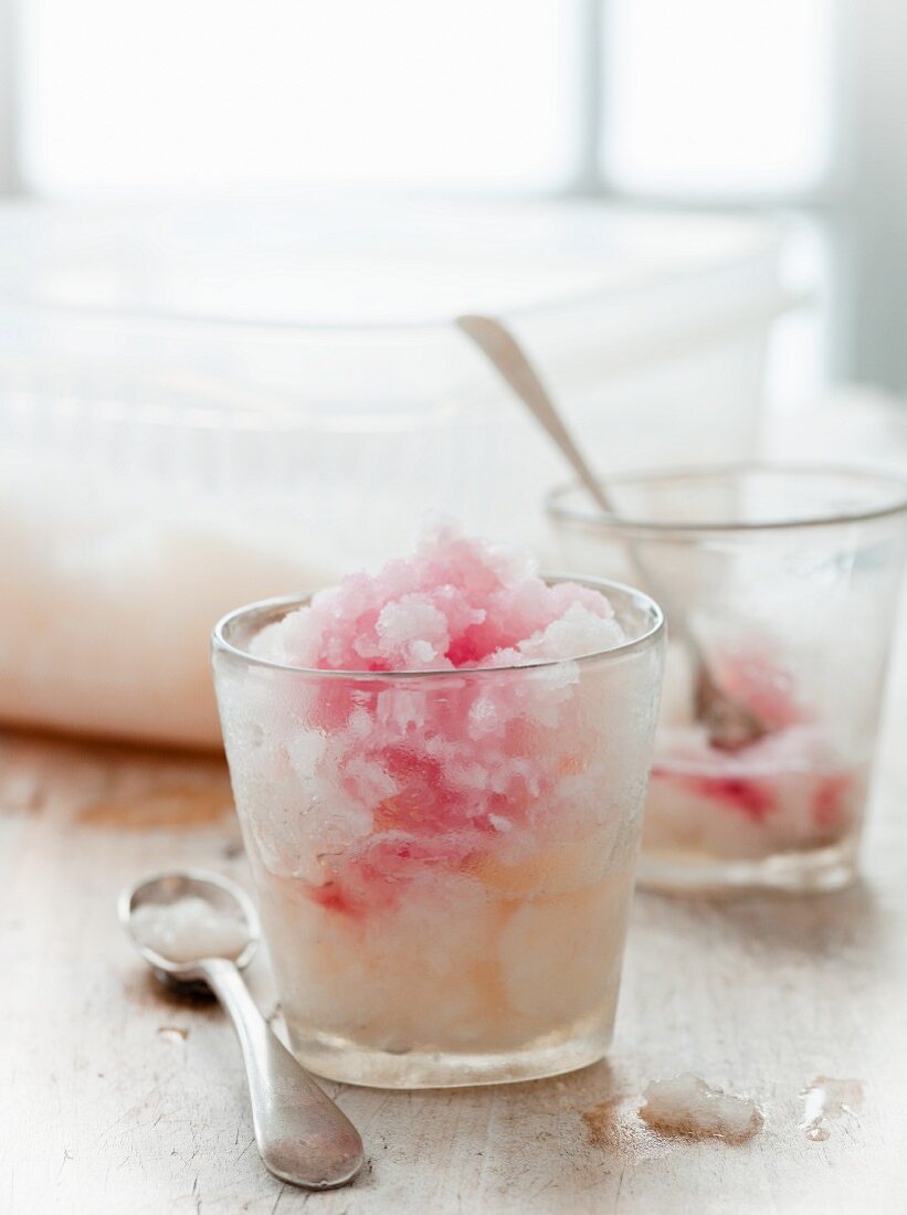 Holunderblüten-Minz-Eis mit Cassis