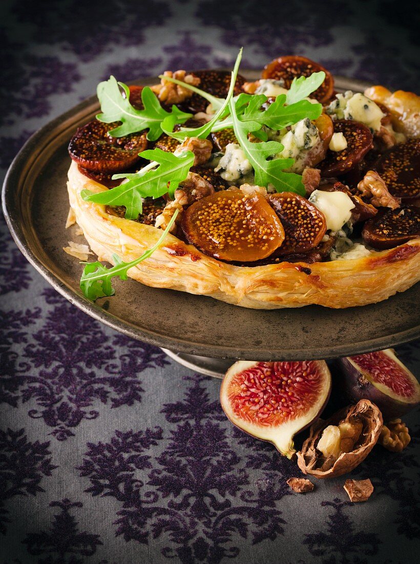Fig tart with rocket and blue cheese