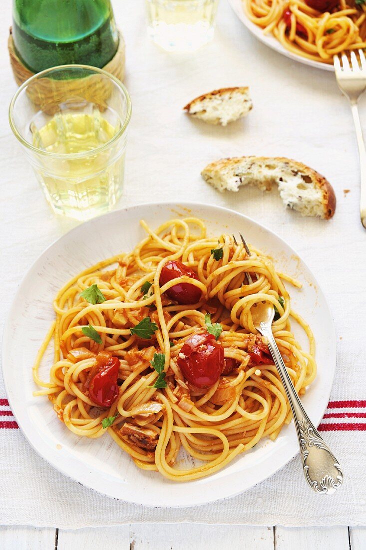 Spaghetti alla crotonese (pasta with tomato and tuna)