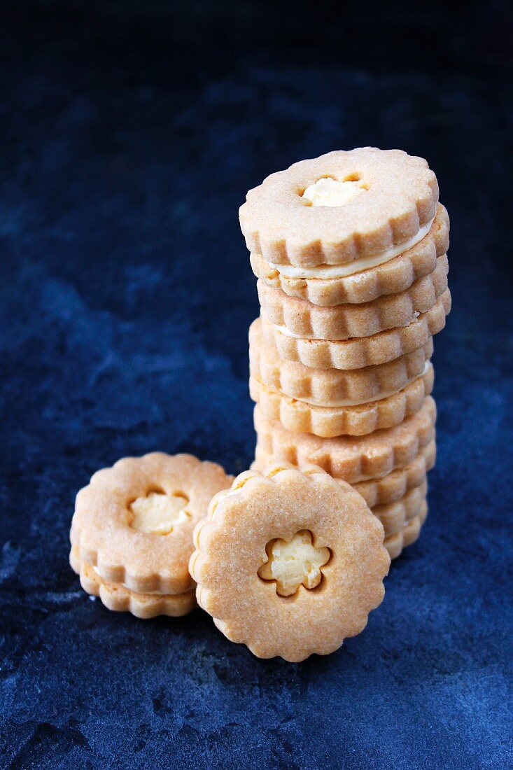 Blumenförmige Butterkekse mit Vanillecreme gefüllt