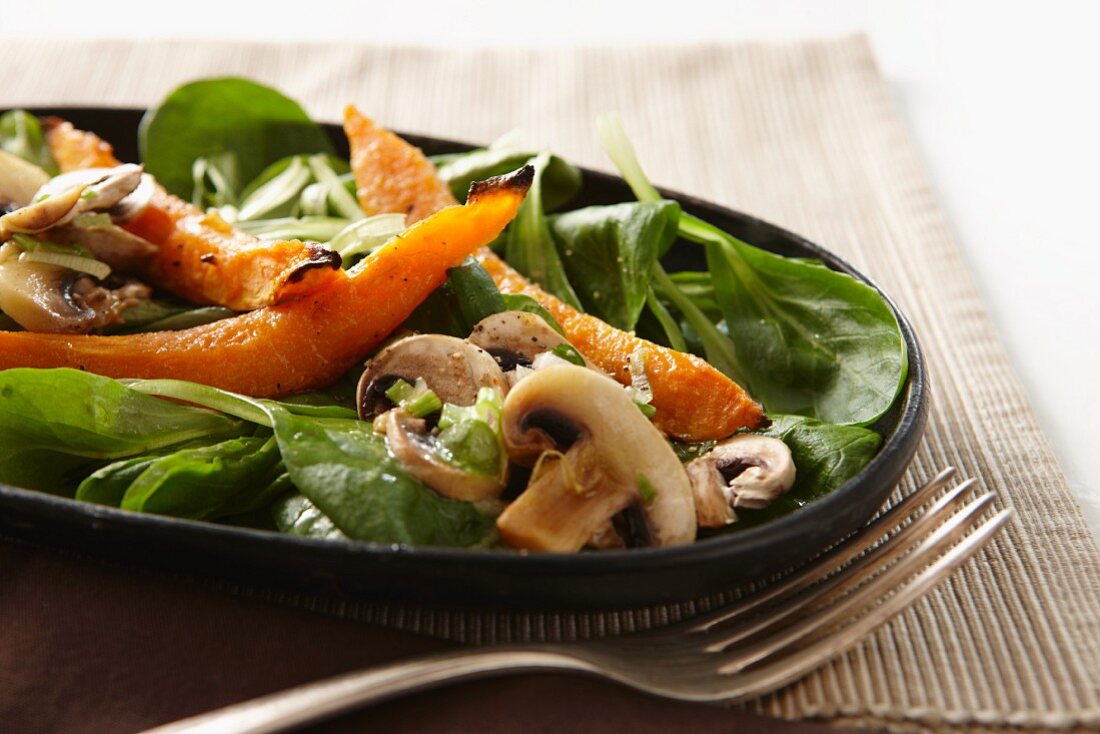 Spinach salad with squash and mushrooms
