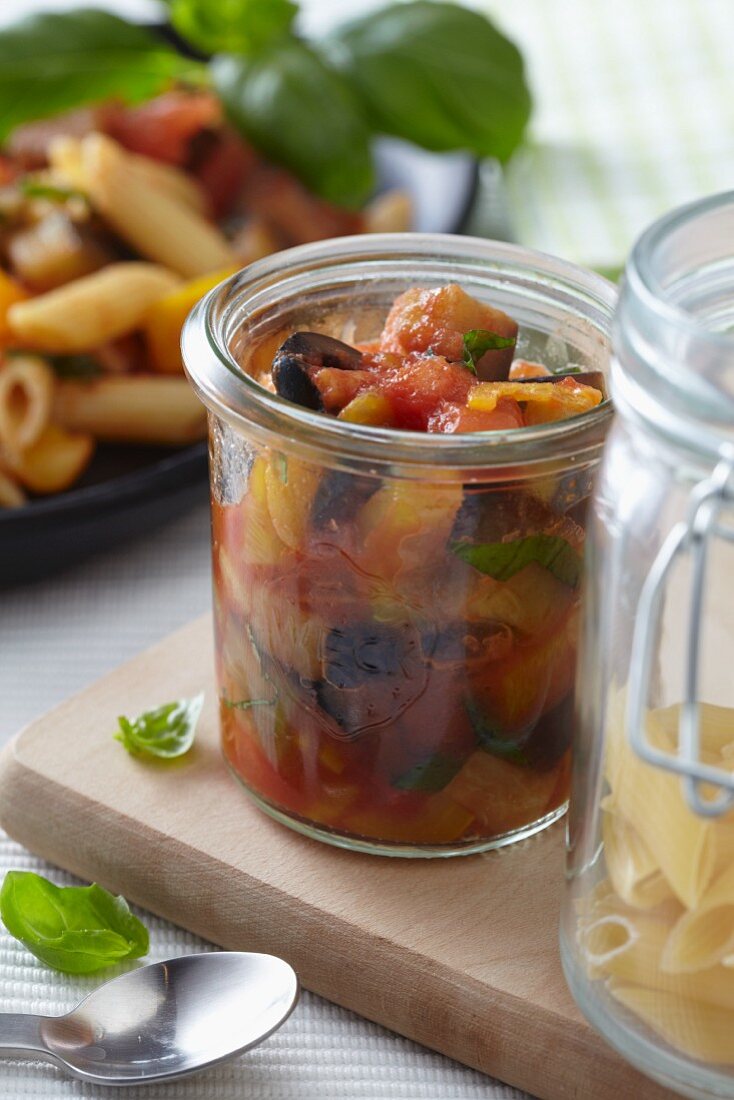 Tomaten-Paprika-Sauce mit Oliven für Nudelgerichte