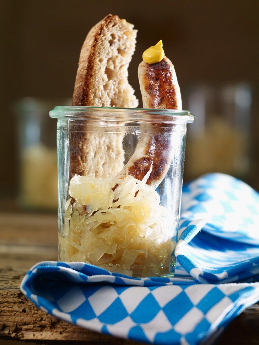 Rostbratwürstchen mit Sauerkraut, Senf und Brot
