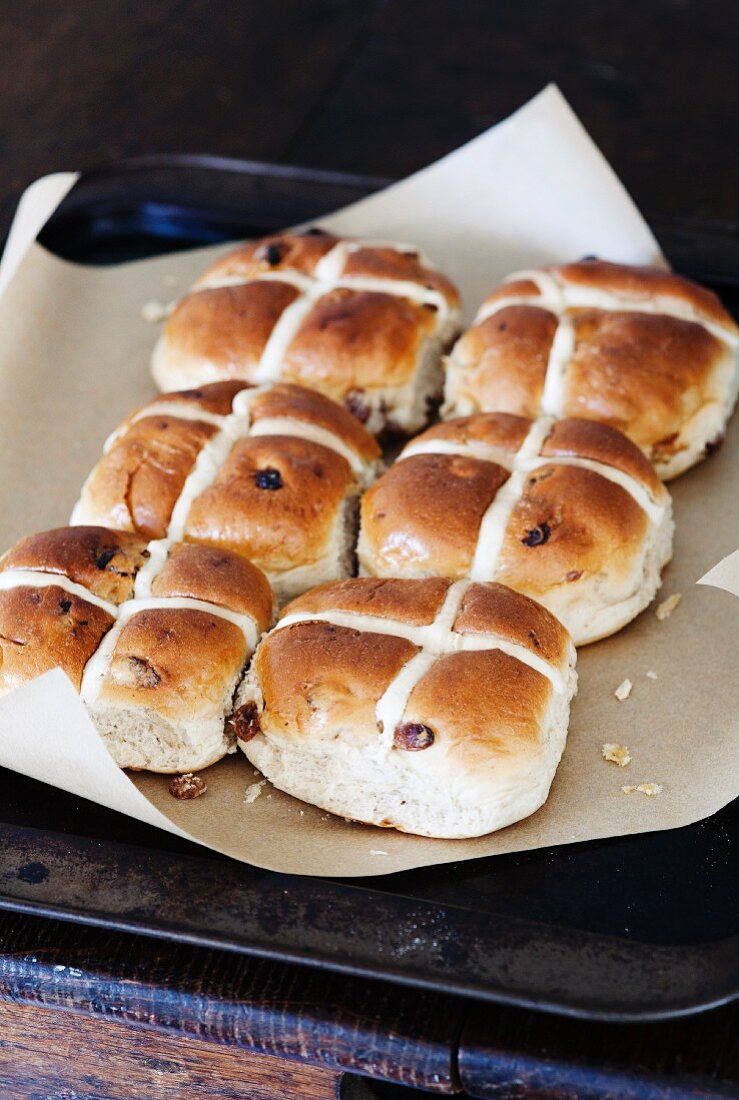 Hot Cross Buns auf einem Backblech