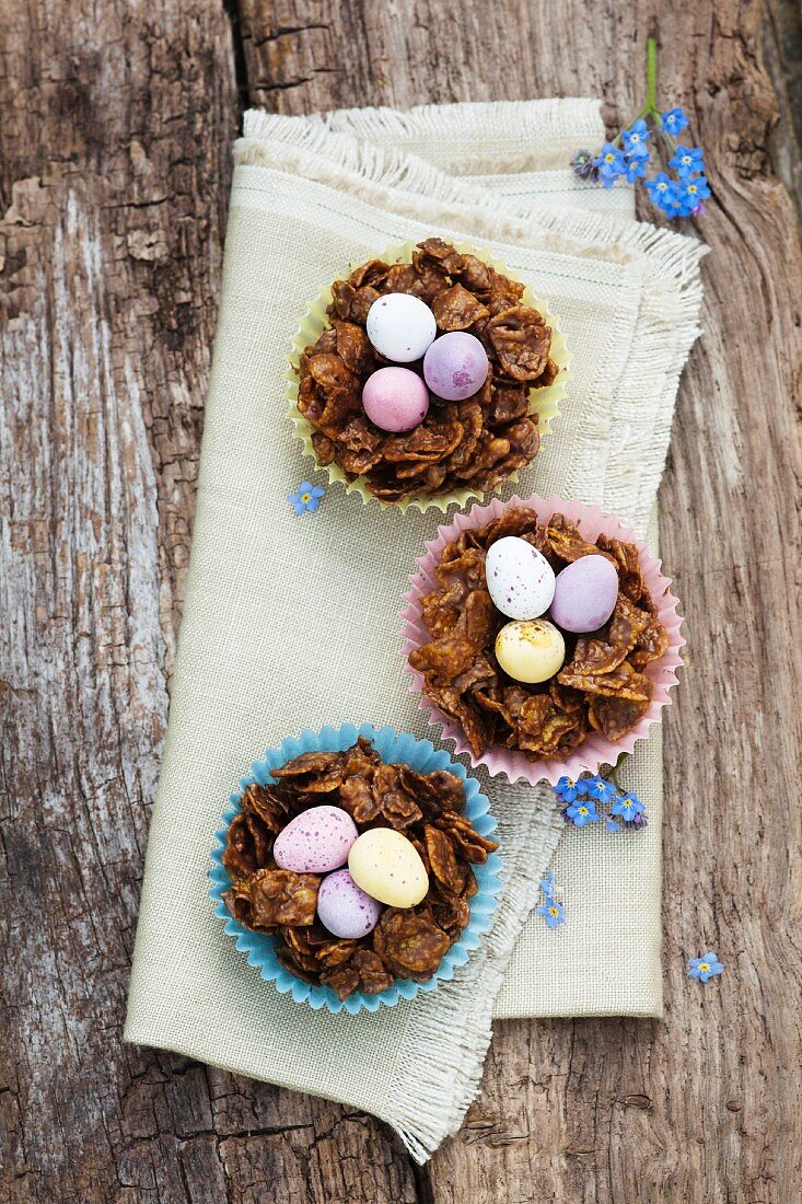 Schoko-Cornflakes-Nestchen mit bunten Schokoeiern