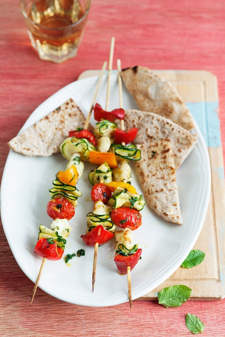 Vegetable skewers with halloumi