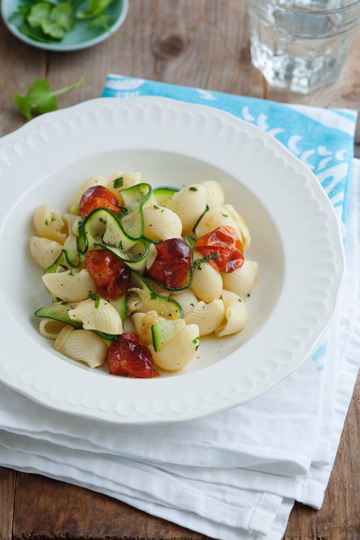 Nudeln mit Zucchini und Tomaten