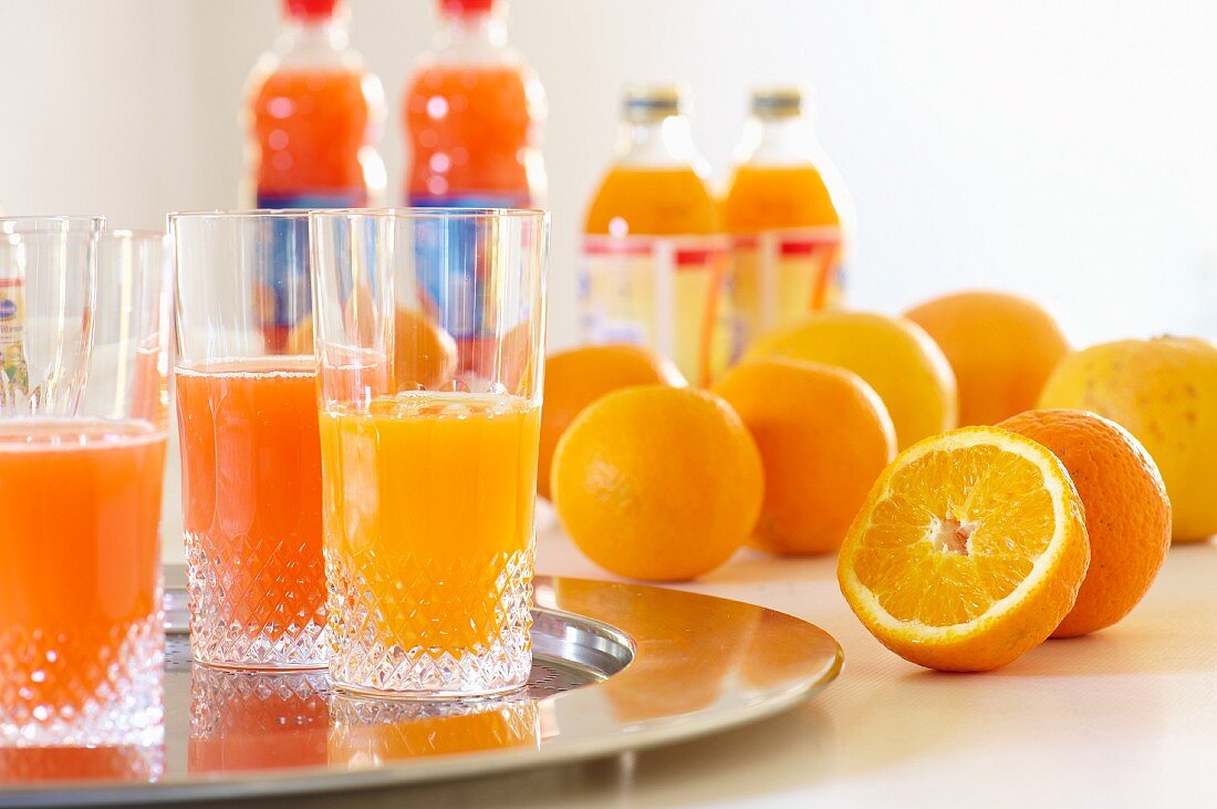Verschiedene Fruchtsäfte (Orangensaft, Vitaminsaft)