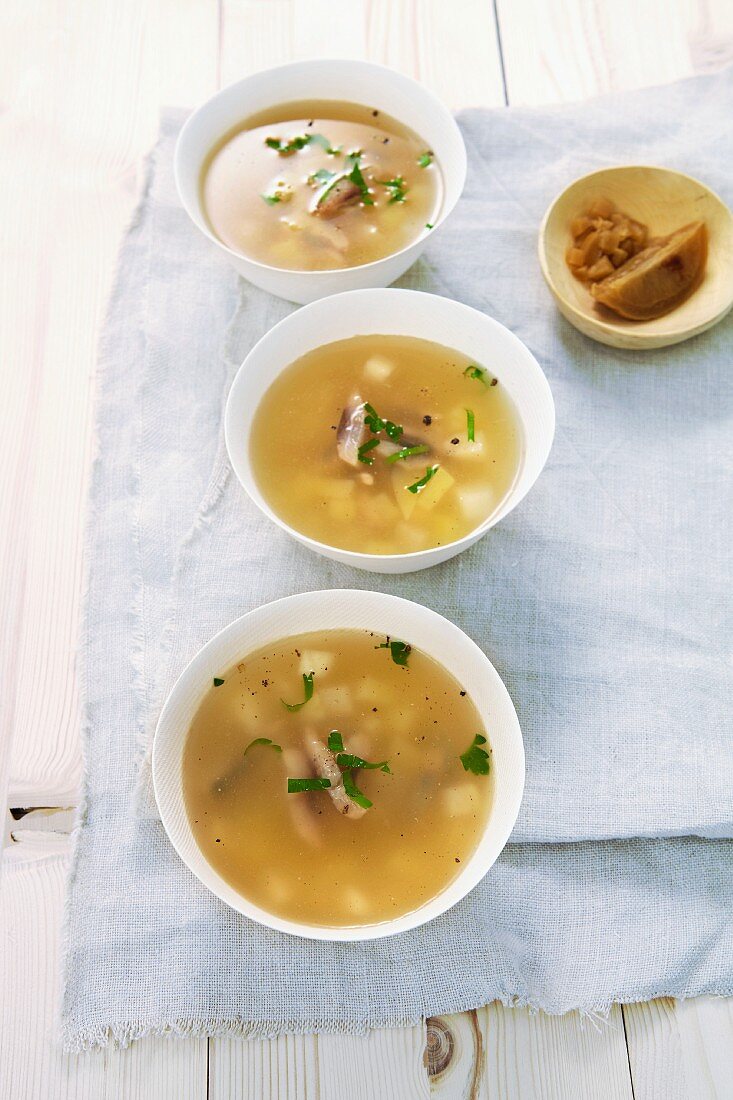 Bouillon mit Räucherhering