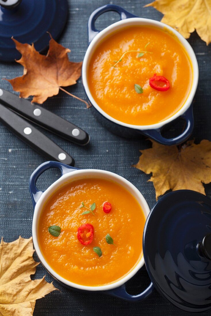 Herbstliche Kürbissuppe mit Chiliringen und Thymian