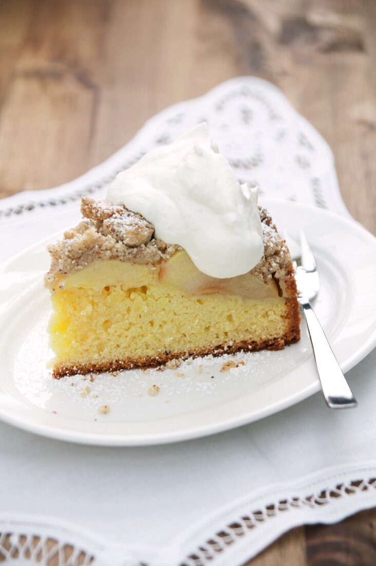 Ein Stück Apfelkuchen mit Streuseln & Sahne