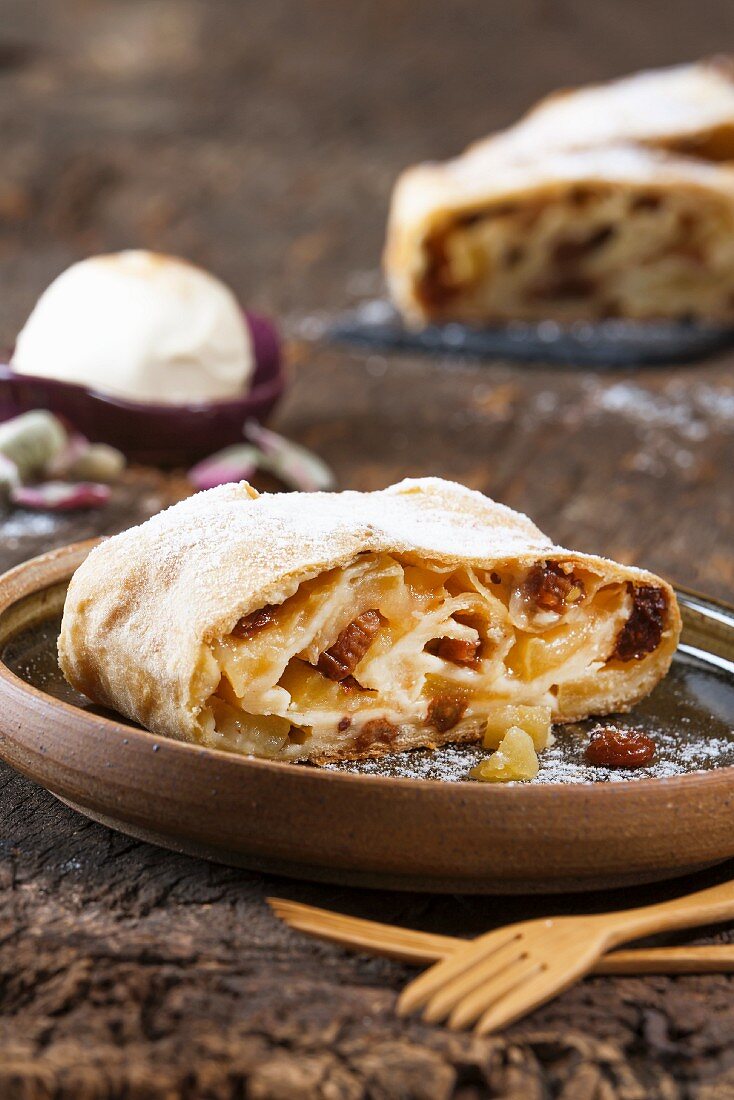 Apfelstrudel mit Vanilleeis