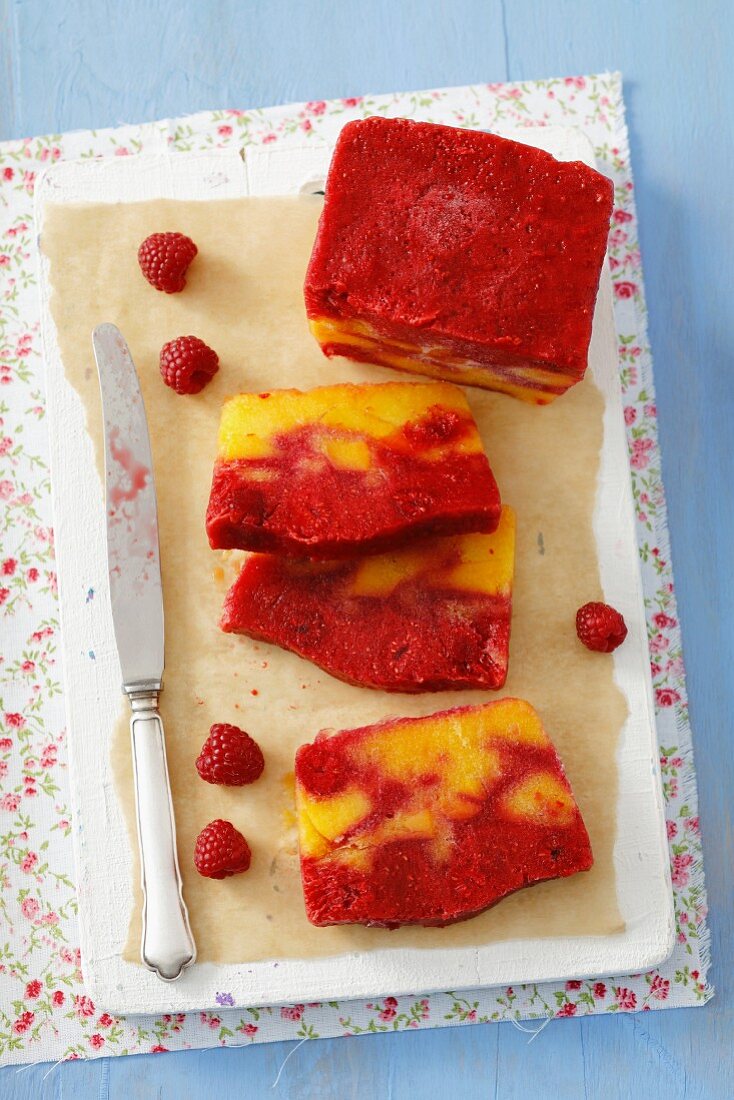 Geeiste Fruchtterrine mit Himbeeren & Pfirsichen