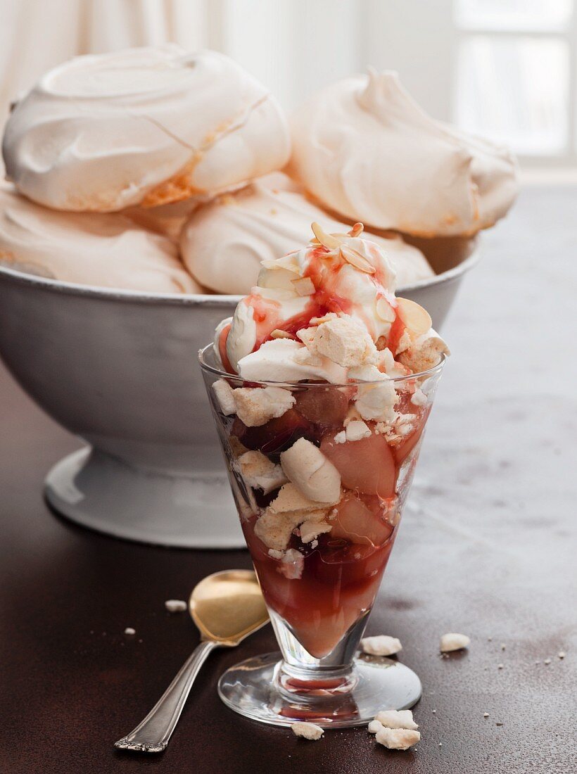 Schichtdessert mit Baiser und Portweinfrüchten