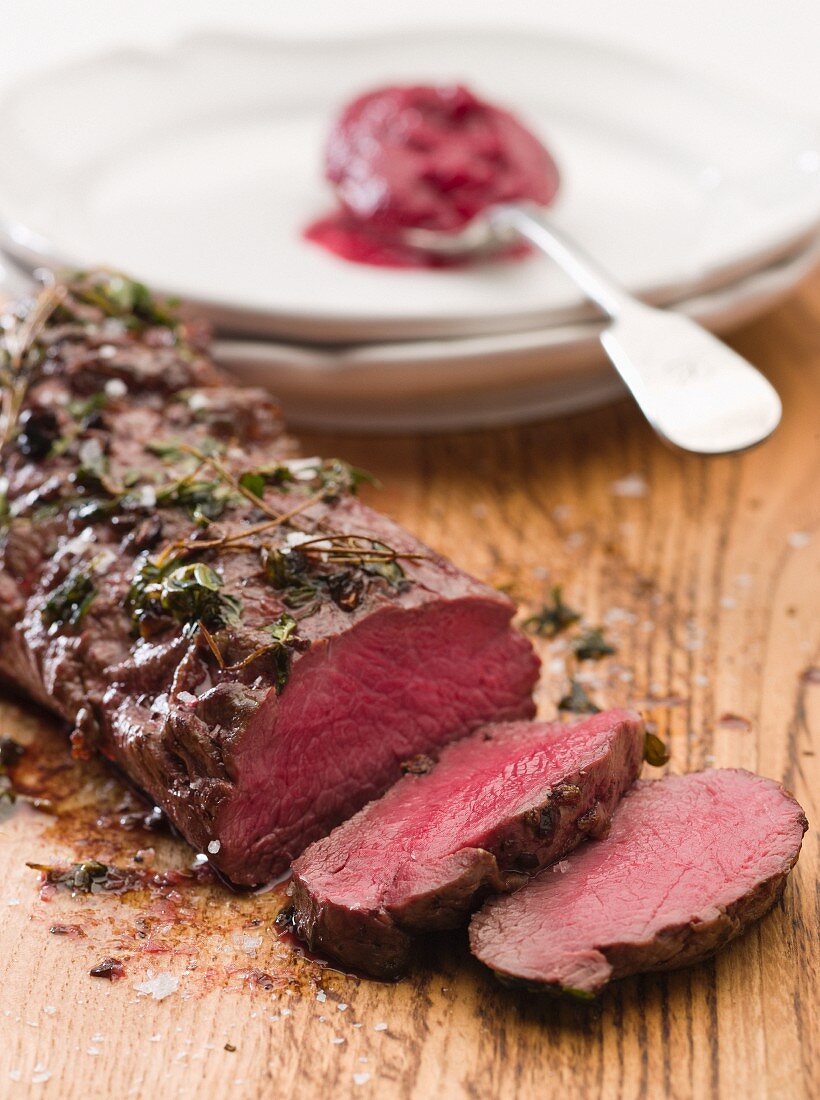 Gebratenes Hirschfilet mit Kräutern; dazu Rote-Bete-Püree