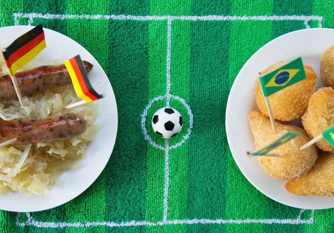 Würstchen mit Kraut (Deutschland) & Salgadinhos (Brasilien) mit Fussballdeko