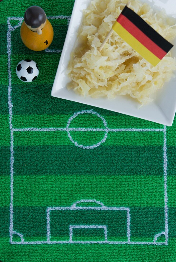 Sauerkraut mit Deutschlandfähnchen & Fussballdeko
